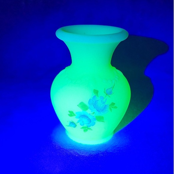 Vintage Fenton Custard Uranium Glass Blue Floral Hand Painted Mini Vase GLOWS - Picture 1 of 7